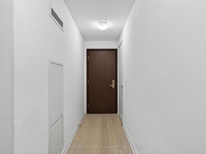 Property Photo: 1 Yorkville Avenue 905 ON M4W 1L1