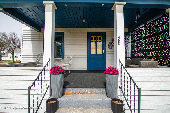 Property Photo: 408 1st Street SW ND 58623