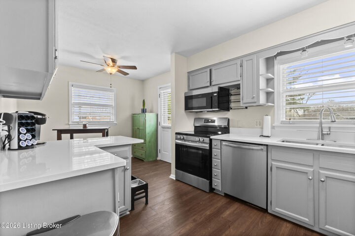 Property Photo: 3140 Hunsinger Ln KY 40220