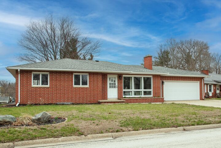 Property Photo:  107 Crestwood Ave  IA 50677 