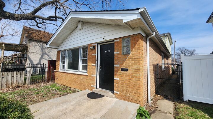 Property Photo: 9061 S Parnell Avenue IL 60620