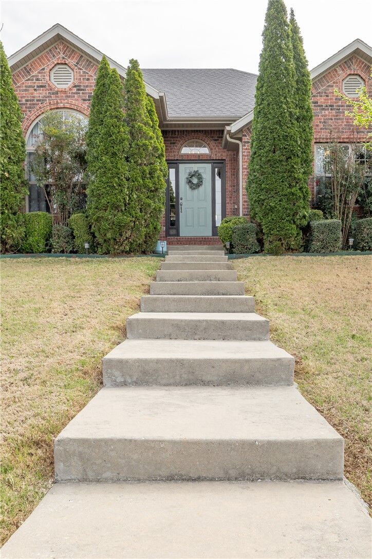 Property Photo:  2001 Quinlan Avenue  AR 72745 