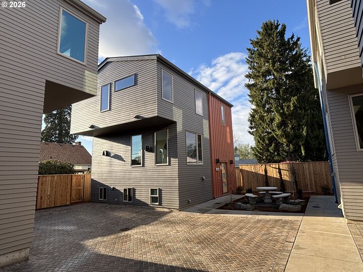 Property Photo:  5353 SE Stark St  OR 97215 