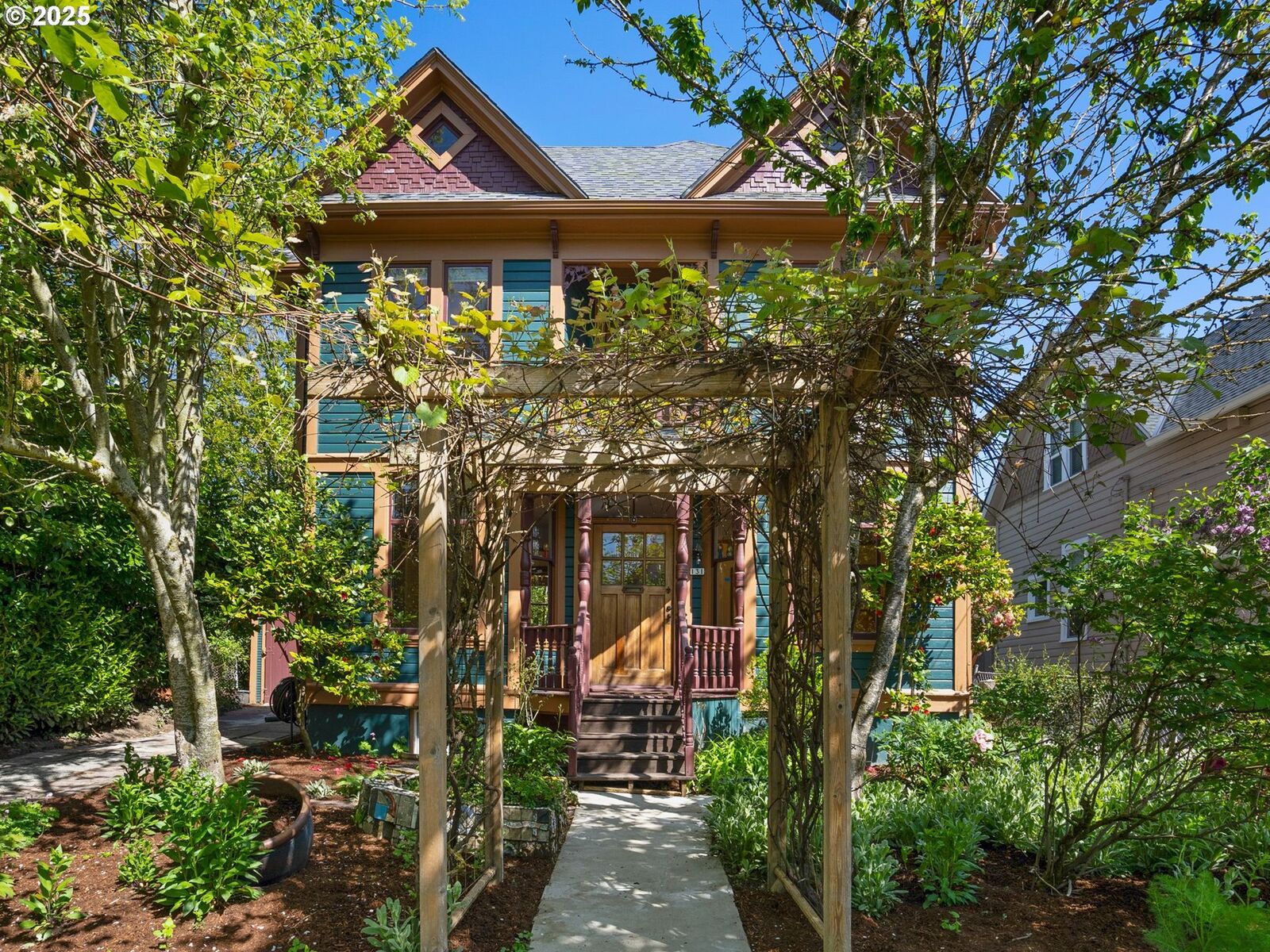 Property Photo:  131 NE Tillamook St  OR 97212 