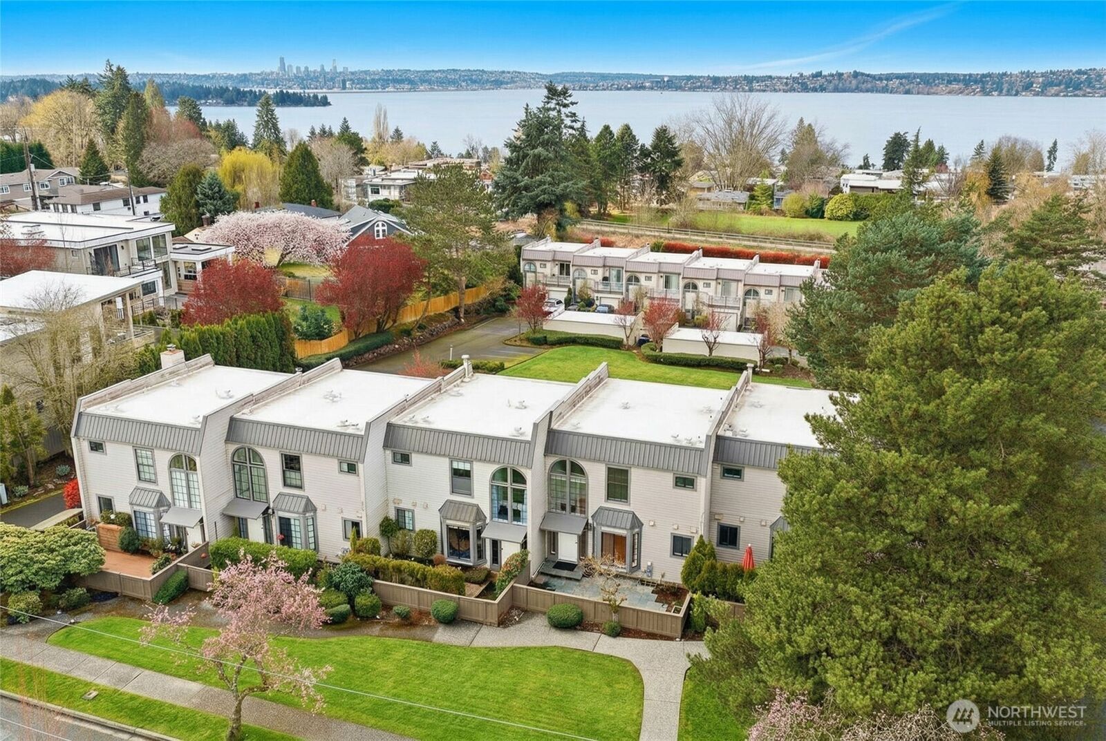 Property Photo:  6527  106th Avenue NE 10  WA 98033 