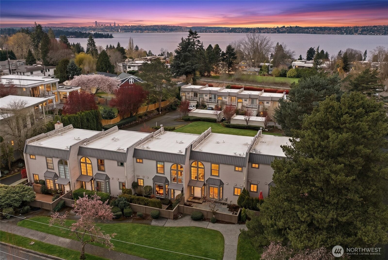 Property Photo: 6527 106th Avenue NE 10 WA 98033