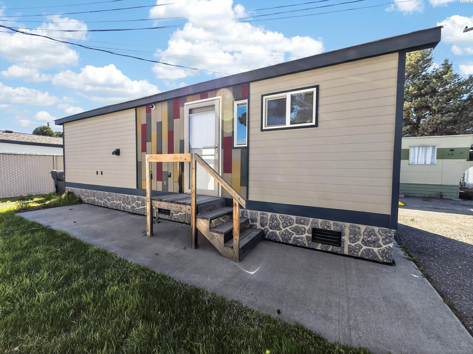 Property Photo:  8 Royalty Lane  WA 99353 