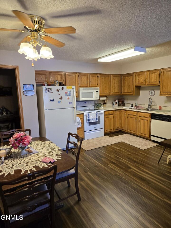 Property Photo:  2635 Gateway Avenue 5  ND 58503 