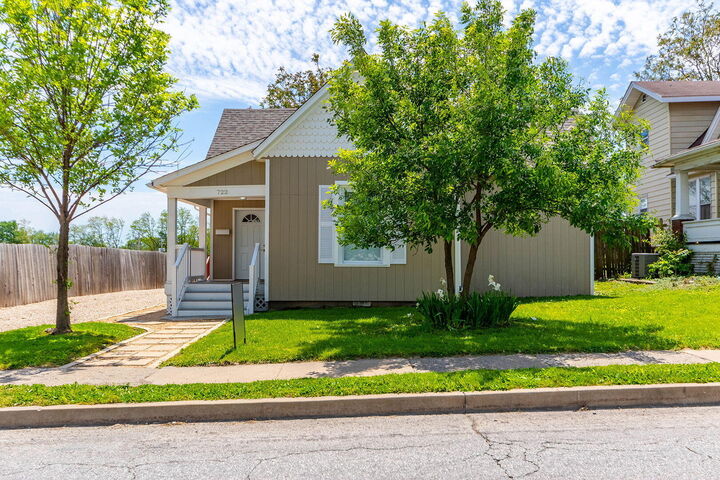 Property Photo:  722 W Monroe Street  MO 65265 