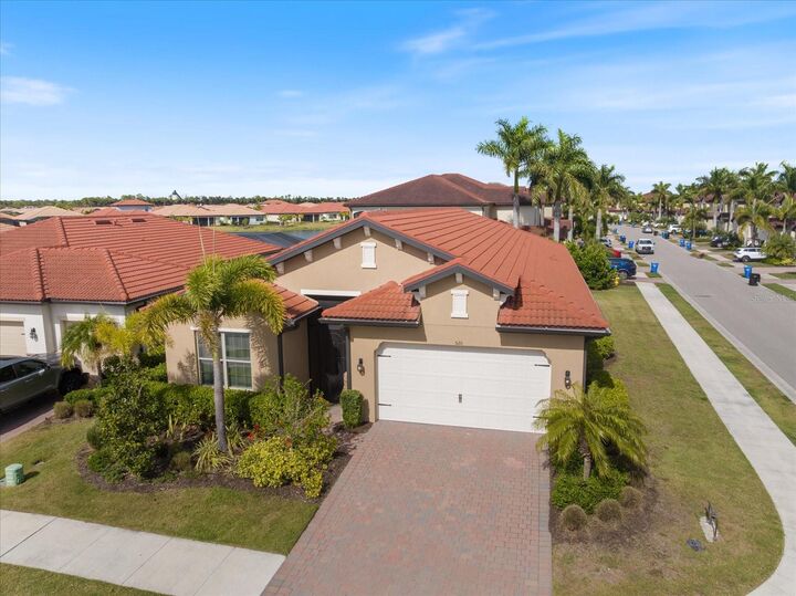 Property Photo:  520 Maraviya Boulevard  FL 34275 