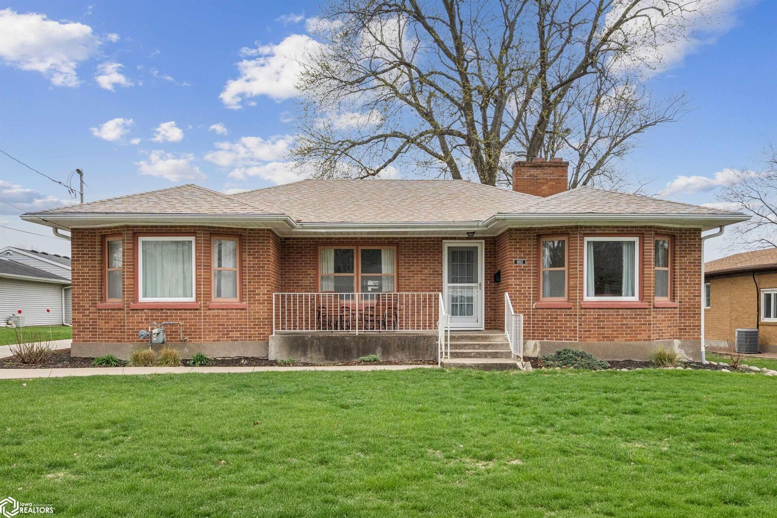 Property Photo:  803 Haskell Street  IA 52601 