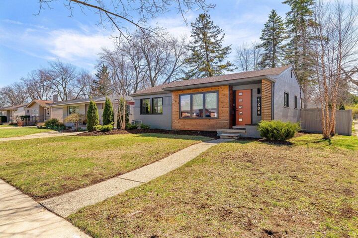 Property Photo:  1204 Woodlawn Avenue  MI 48073 