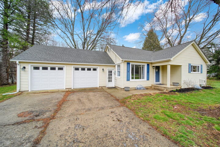 Property Photo:  3032 Hendee Road  MI 49201 