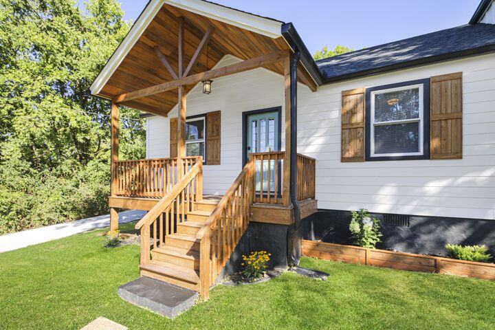 Property Photo:  1121 Goldilocks St  TN 37115 