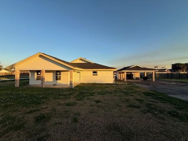 Property Photo: 160 E 26th Place LA 70373