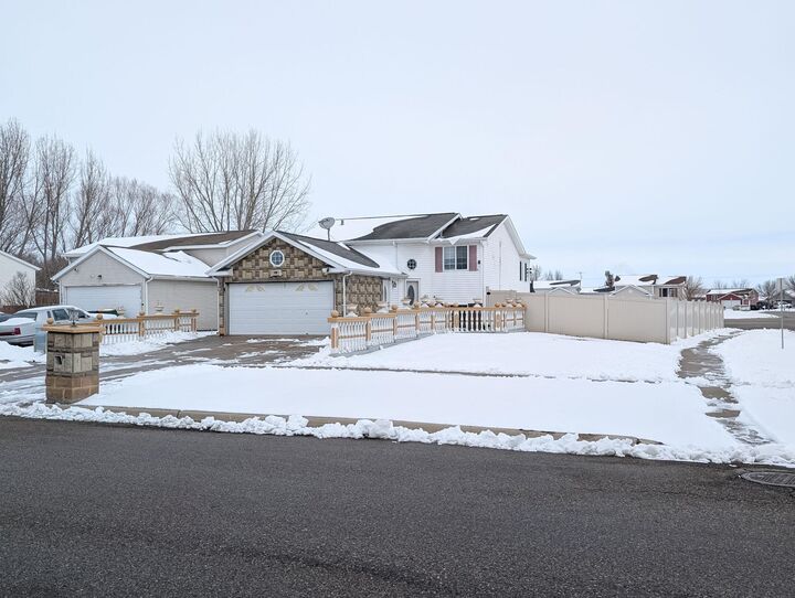 Property Photo: 238 Pinewood Boulevard ND 58078