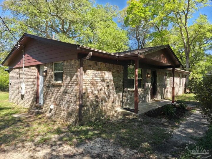 Property Photo: 993 New Haven Dr FL 32533