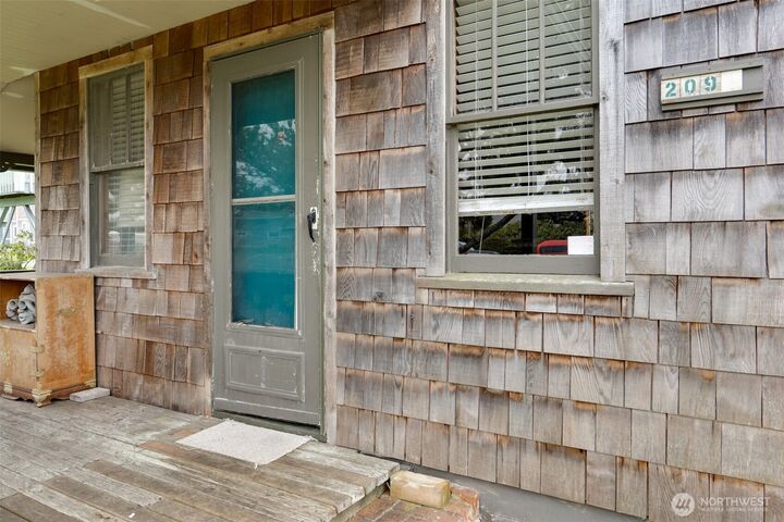 Property Photo: 209 5th Street NE WA 98631
