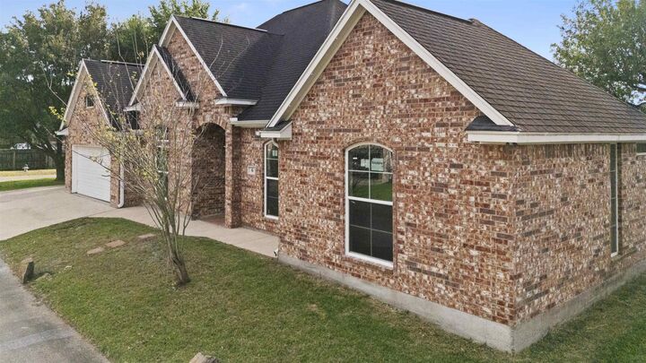 Property Photo:  6 Howell Ct  TX 77706 