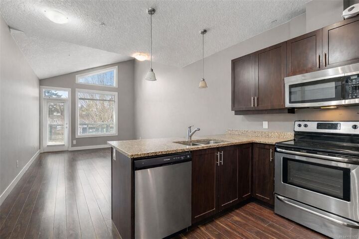 Photo de la propriété: 938 Dunford Ave 305 BC V9B 0M2