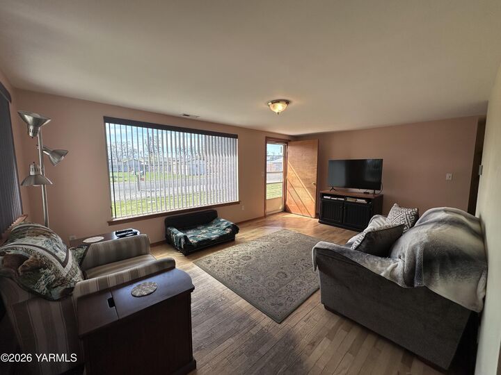 Property Photo:  723 E 14th Ave  WA 99337 