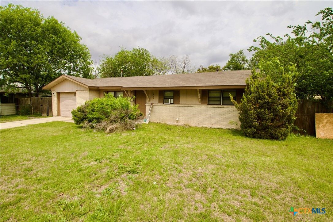 Property Photo: 1411 West Lane TX 76549
