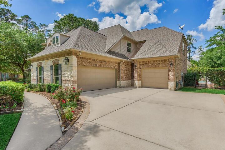 Property Photo:  87 S Veilwood Circle  TX 77382 