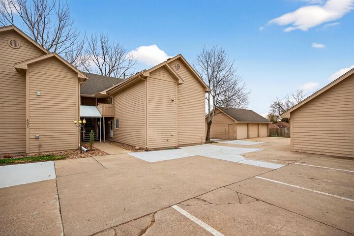 Property Photo:  401 SE Lowell Drive 6  IA 50021 