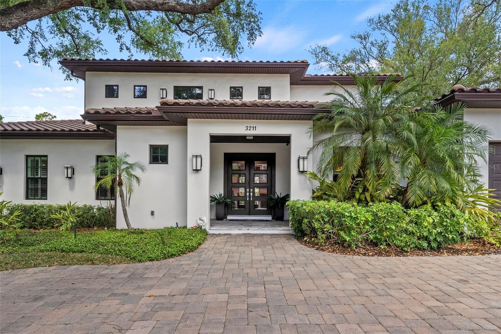 Property Photo:  3211 W Bay Villa Avenue  FL 33611 