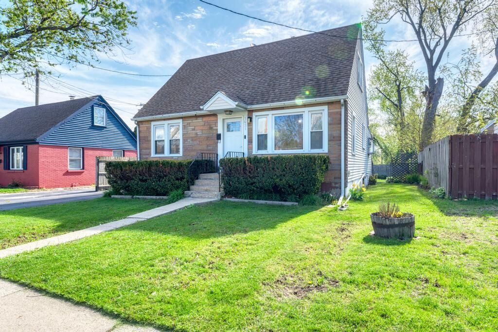 Property Photo: 1431 N Hillside Avenue IL 60163