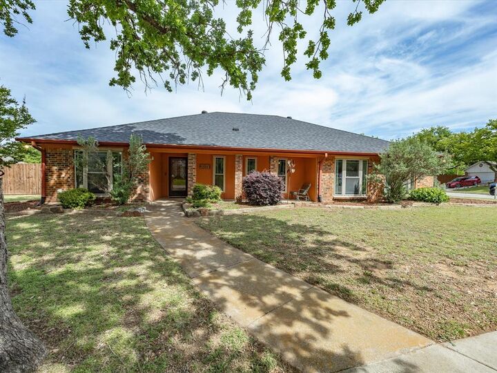 Property Photo:  2801 Meadow Creek  TX 76021 