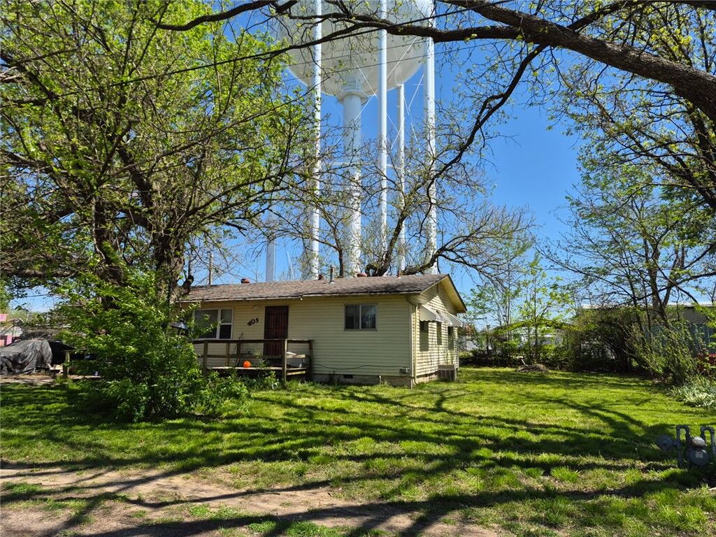 Property Photo: 405 W Siloam Place AR 72761