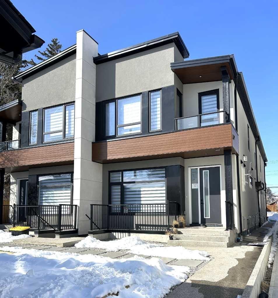 Property Photo:  129 32 Avenue NE  AB T2E 2G6 