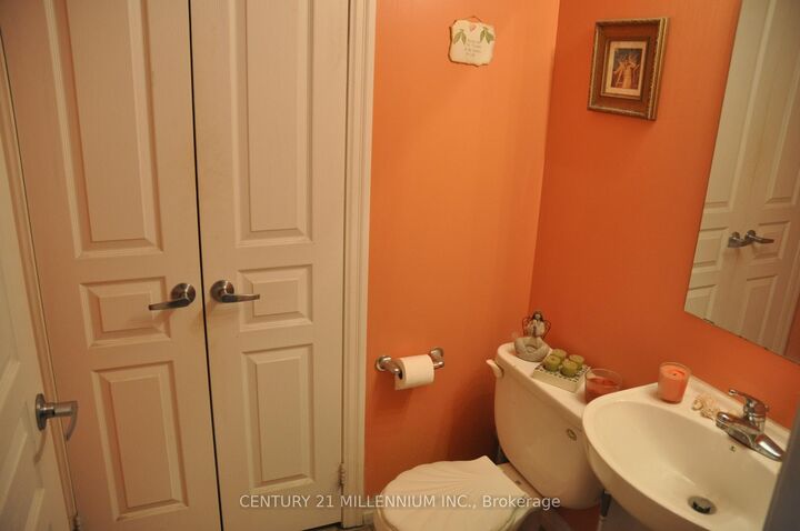 Property Photo:  3939 Duke Of York Boulevard 1405  ON L5B 4N2 