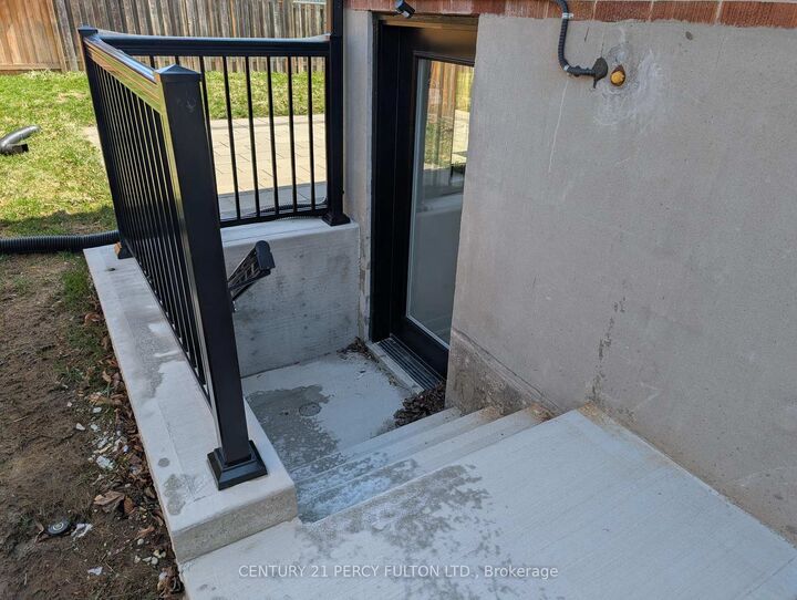 Photo de la propriété:  171 Sloane Avenue  ON M4A 2C2 