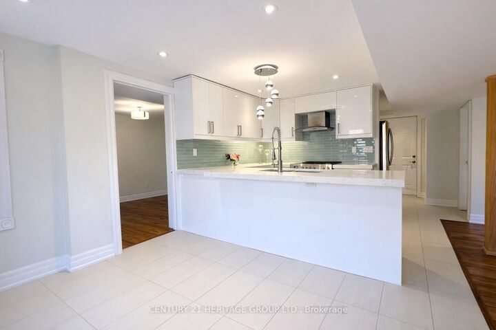 Photo de la propriété:  691 Shanahan Boulevard  ON L3X 1P8 