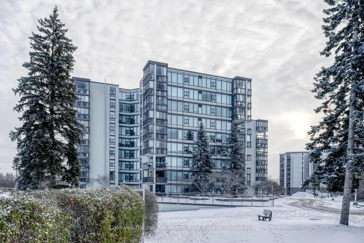 Property Photo:  23 Woodlawn Road E 205  ON N1H 7G6 