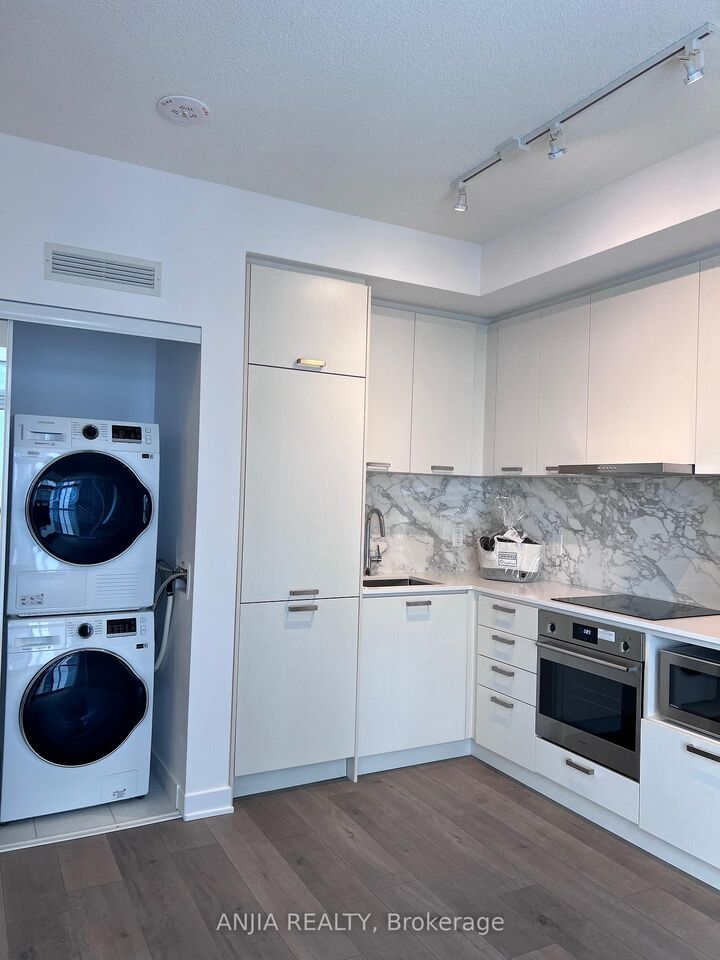 Property Photo:  38 Honeycrisp Crescent 603  ON L4K 0M8 