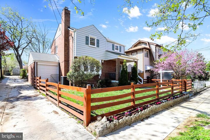 Property Photo:  2005 NE Lawrence Street NE  DC 20018 