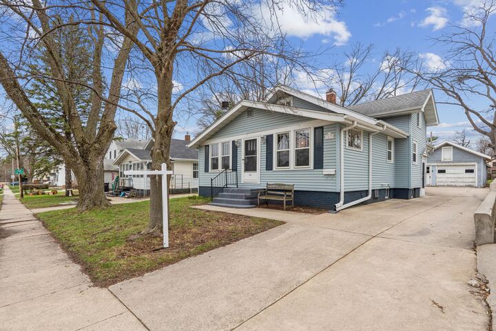 Property Photo:  1213 Northwestern Avenue  IA 50010 