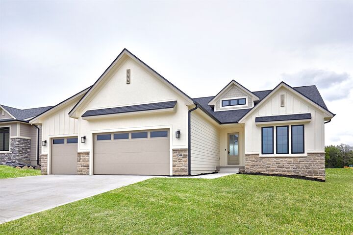 Property Photo:  1344 S Lotus Place  IA 50266 