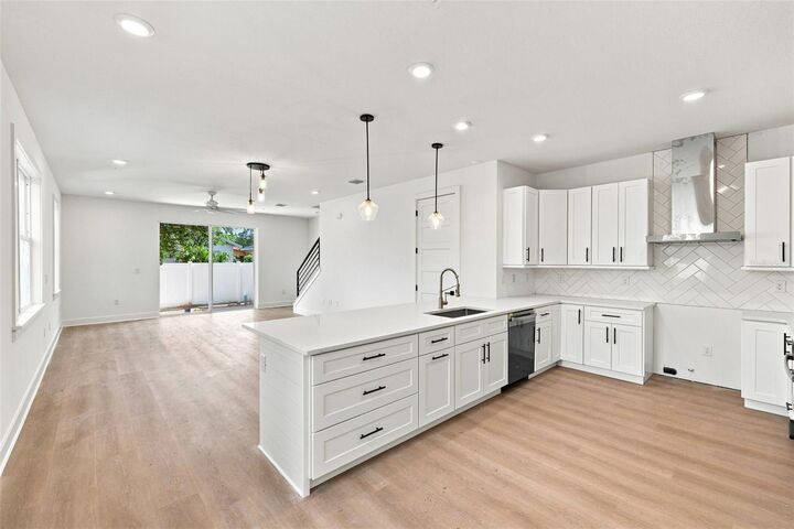 Property Photo:  2508 W Gray Street 2  FL 33609 