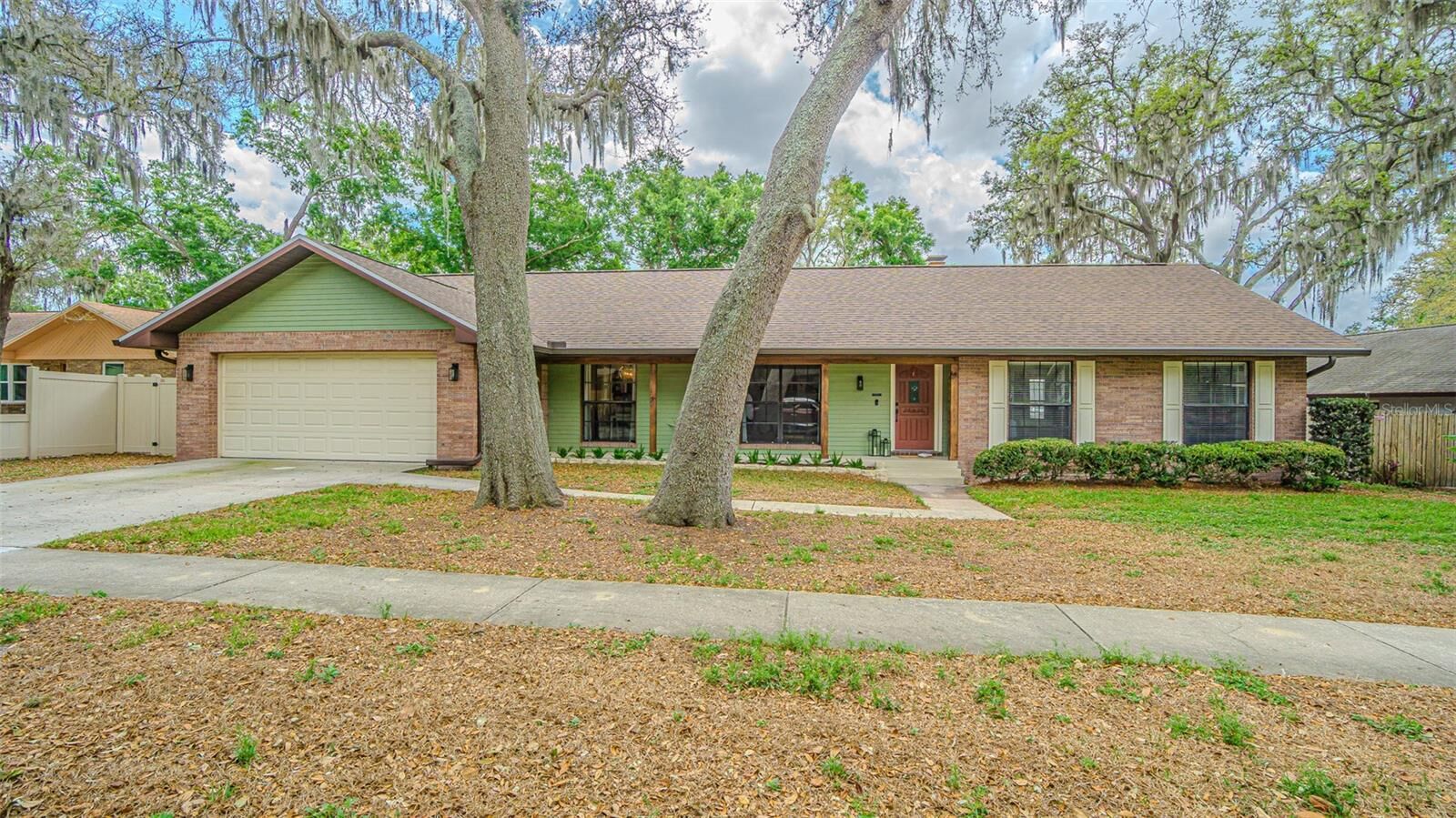 Property Photo: 1107 Oakridge Manor Drive FL 33511