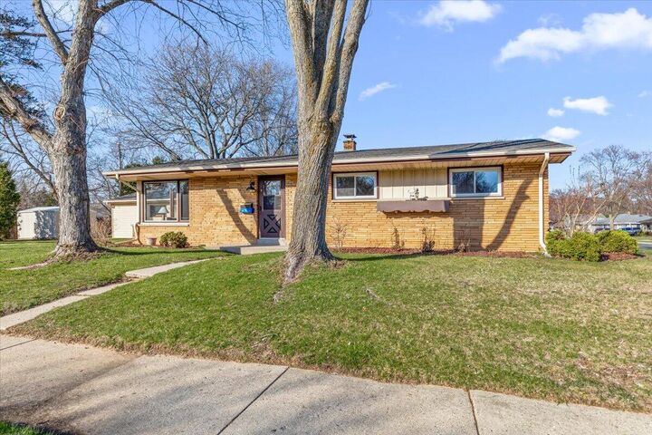 Property Photo:  603 Meadowbrook Dr  WI 53090 