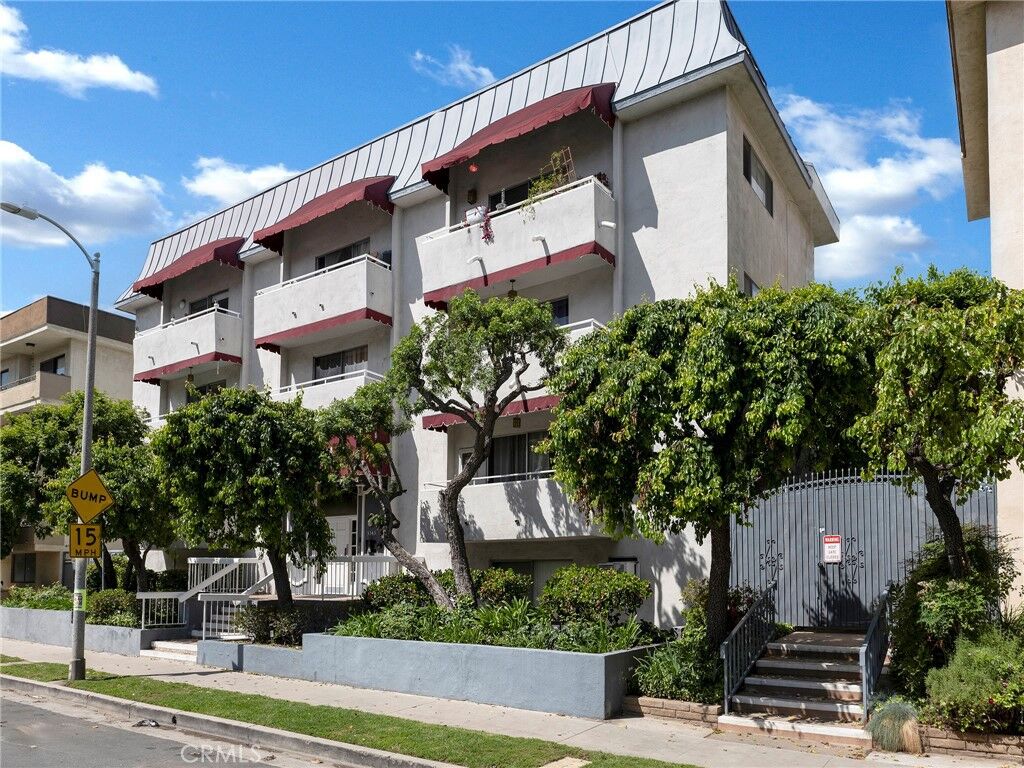 Property Photo:  5343 Yarmouth Avenue 201  CA 91316 