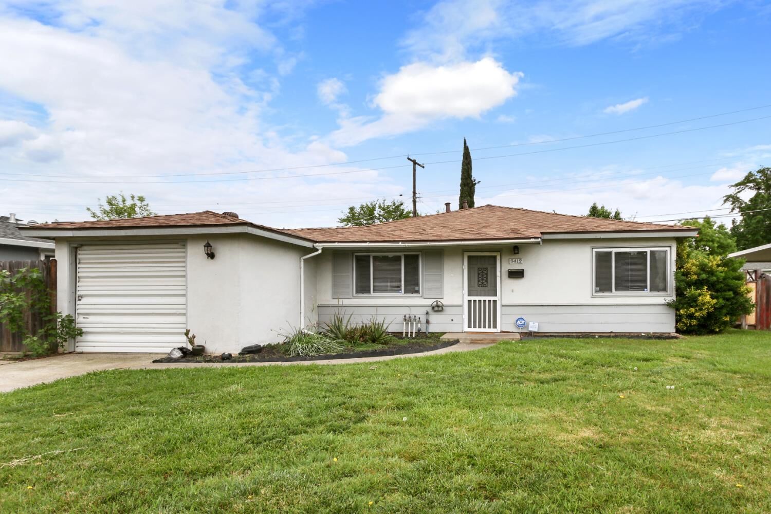 Property Photo: 3412 Humboldt Way CA 95864