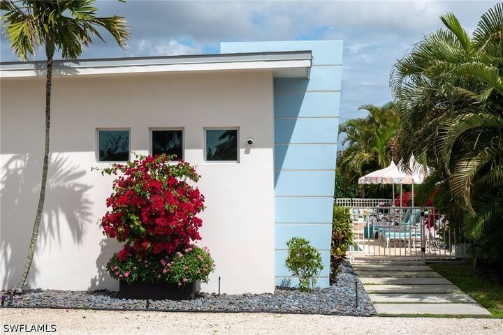 Property Photo:  10042 Vanderbilt Drive  FL 34108 