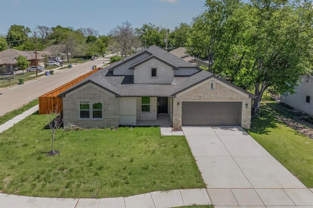 Property Photo:  501 Pemberton Drive  TX 76108 