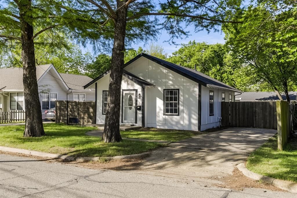Property Photo:  1507 N Preston Street  TX 75119 