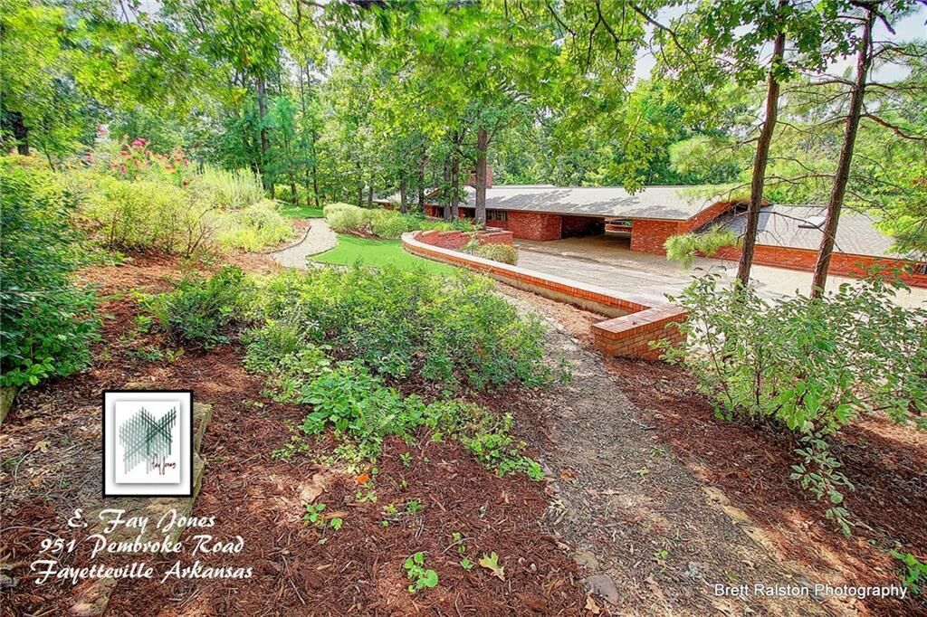 Property Photo:  951 N Pembroke Road  AR 72701 